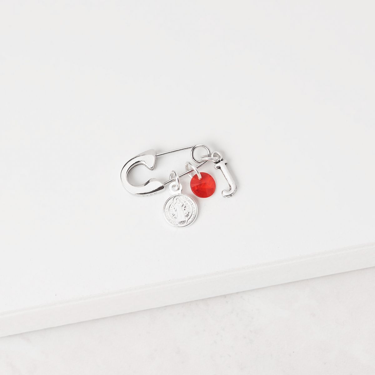 BY LAS CAYETANAS - Ganchito De Protección Para Bebé Con San Benito Cristal Rojo Y LETRA