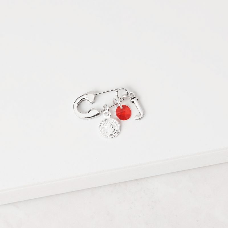 BY LAS CAYETANAS - Ganchito De Protección Para Bebé Con San Benito Cristal Rojo Y LETRA