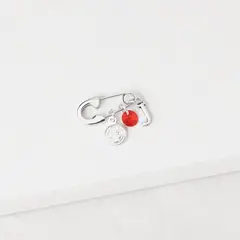 BY LAS CAYETANAS - Ganchito De Protección Para Bebé Con San Benito Cristal Rojo Y LETRA