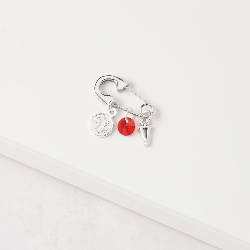 BY LAS CAYETANAS - Ganchito De Protección Para Bebé Con San Benito Cristal Rojo Y LETRA