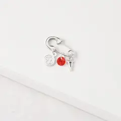 BY LAS CAYETANAS - Ganchito De Protección Para Bebé Con San Benito Cristal Rojo Y LETRA