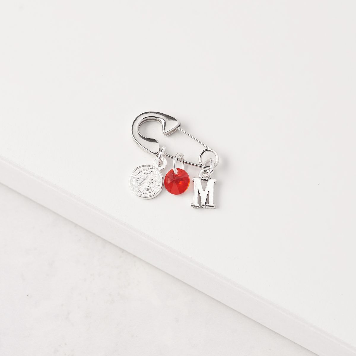 BY LAS CAYETANAS - Ganchito De Protección Para Bebé Con San Benito Cristal Rojo Y LETRA