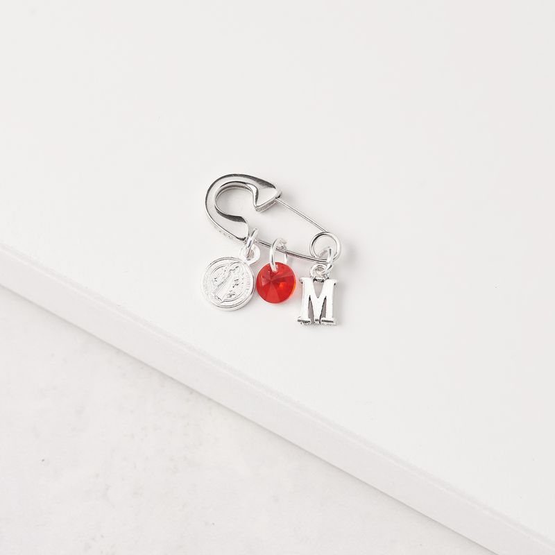 BY LAS CAYETANAS - Ganchito De Protección Para Bebé Con San Benito Cristal Rojo Y LETRA
