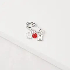 BY LAS CAYETANAS - Ganchito De Protección Para Bebé Con San Benito Cristal Rojo Y LETRA