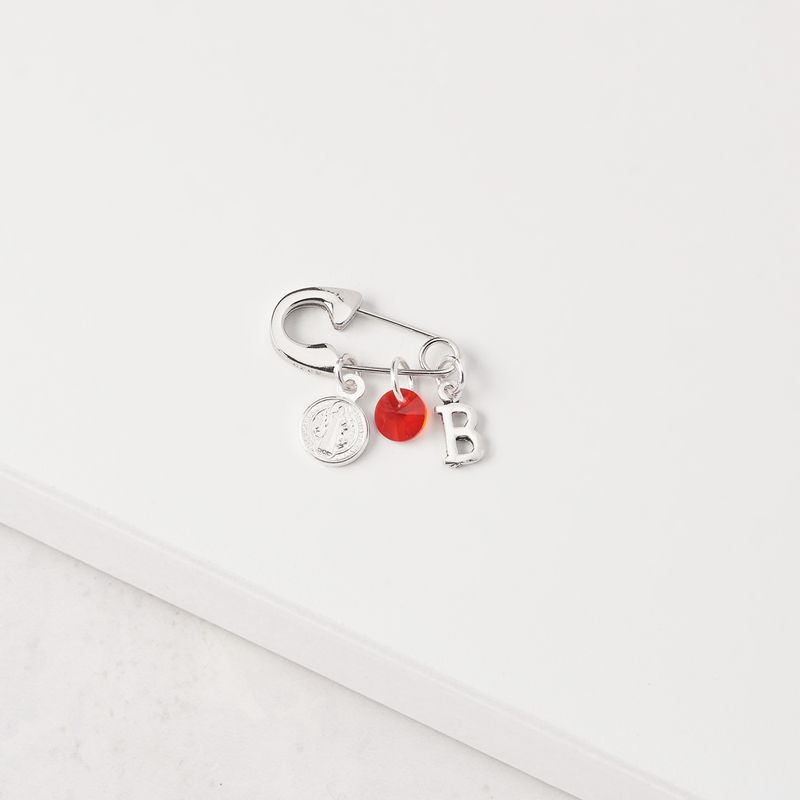 BY LAS CAYETANAS - Ganchito De Protección Para Bebé Con San Benito Cristal Rojo Y LETRA