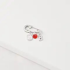 BY LAS CAYETANAS - Ganchito De Protección Para Bebé Con San Benito Cristal Rojo Y LETRA