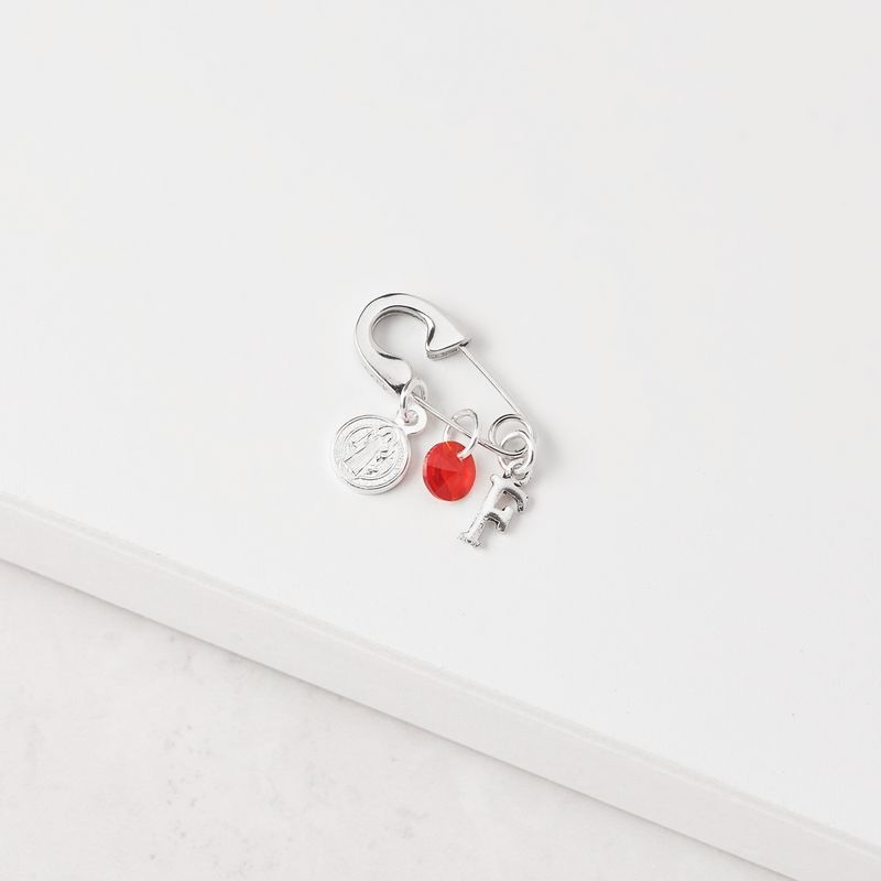 BY LAS CAYETANAS - Ganchito De Protección Para Bebé Con San Benito Cristal Rojo Y LETRA