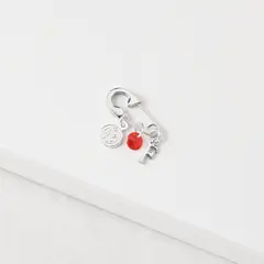 BY LAS CAYETANAS - Ganchito De Protección Para Bebé Con San Benito Cristal Rojo Y LETRA