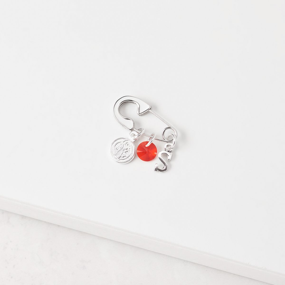 BY LAS CAYETANAS - Ganchito De Protección Para Bebé Con San Benito Cristal Rojo Y LETRA