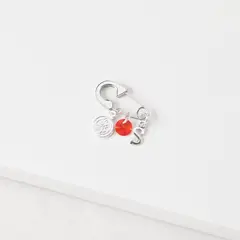 BY LAS CAYETANAS - Ganchito De Protección Para Bebé Con San Benito Cristal Rojo Y LETRA