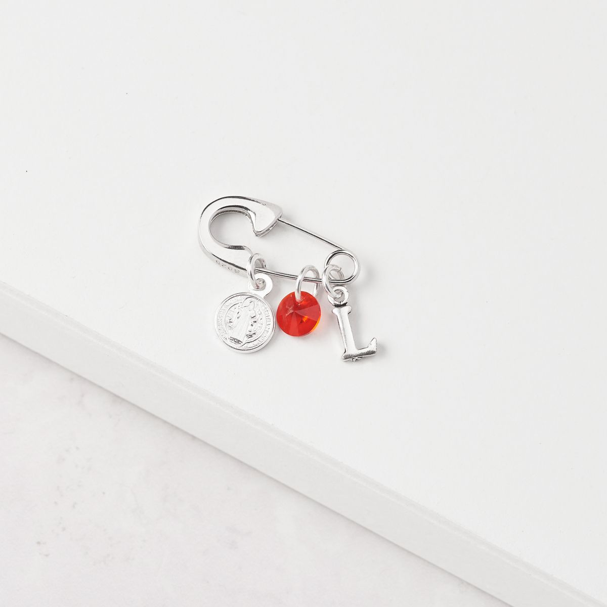 BY LAS CAYETANAS - Ganchito De Protección Para Bebé Con San Benito Cristal Rojo Y LETRA