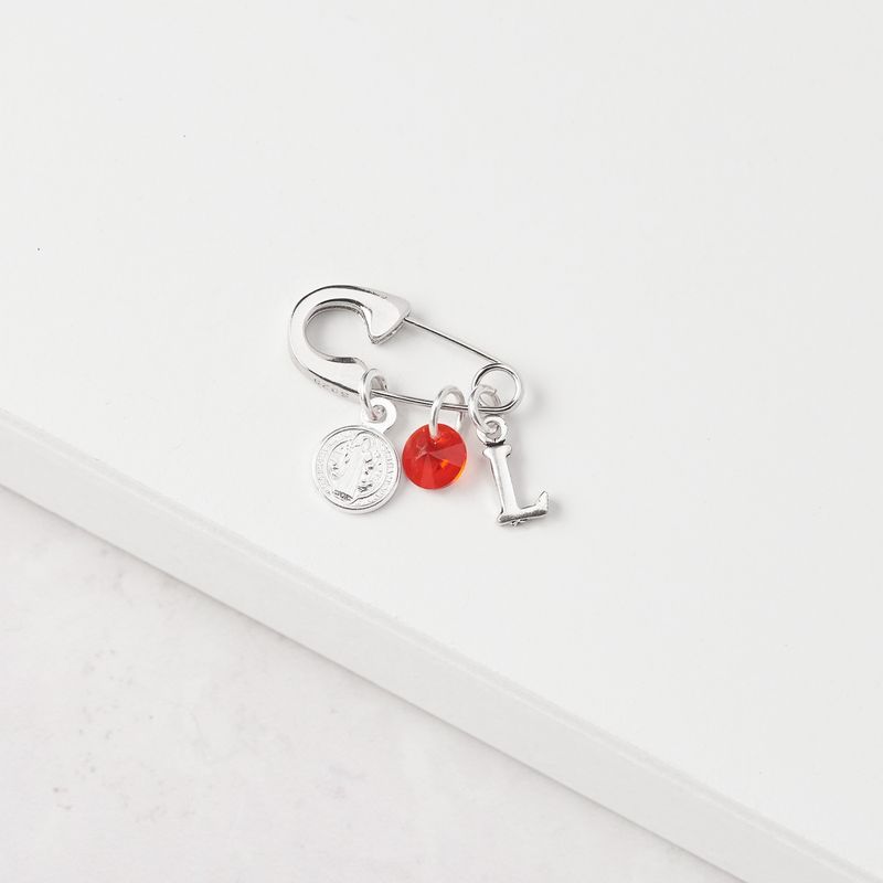 BY LAS CAYETANAS - Ganchito De Protección Para Bebé Con San Benito Cristal Rojo Y LETRA
