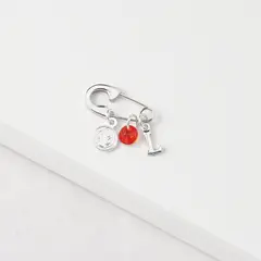 BY LAS CAYETANAS - Ganchito De Protección Para Bebé Con San Benito Cristal Rojo Y LETRA