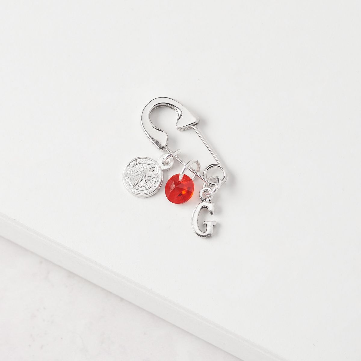 BY LAS CAYETANAS - Ganchito De Protección Para Bebé Con San Benito Cristal Rojo Y LETRA
