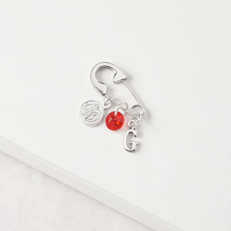 BY LAS CAYETANAS - Ganchito De Protección Para Bebé Con San Benito Cristal Rojo Y LETRA