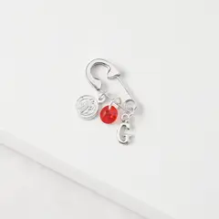 BY LAS CAYETANAS - Ganchito De Protección Para Bebé Con San Benito Cristal Rojo Y LETRA