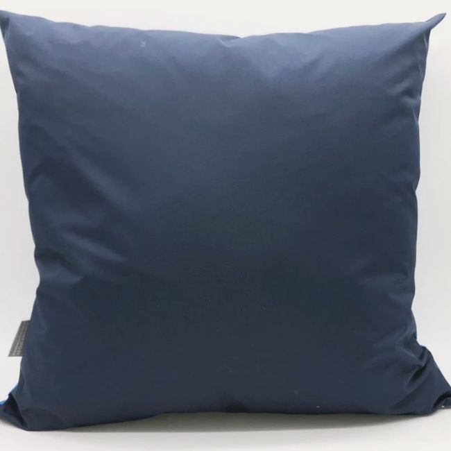 INES JOHNSON - Cojín 50x50cm impermeable azul calipso borde Inés Johnson
