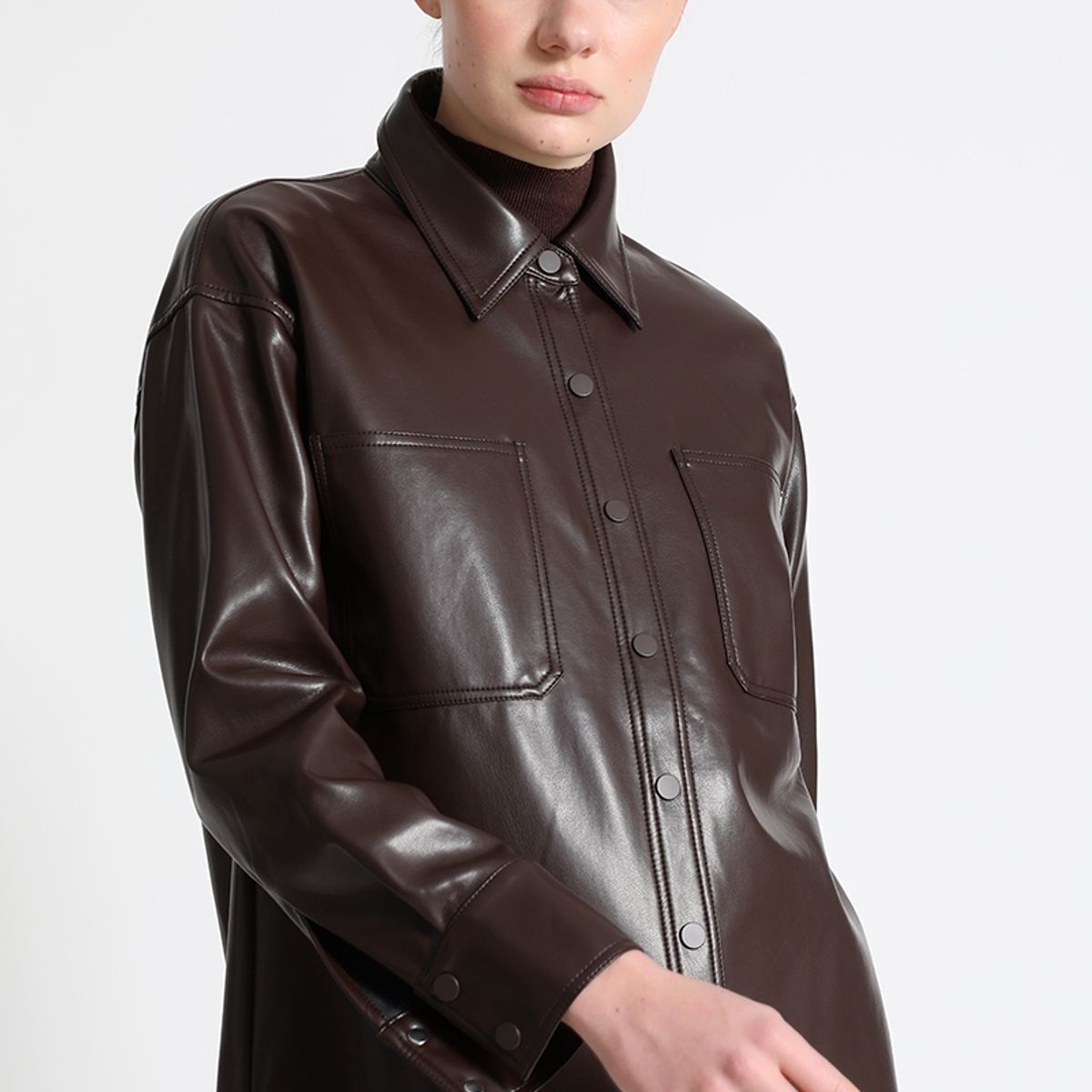 LIOLA - Sobrecamisa Amplia Efecto Piel Café Liola