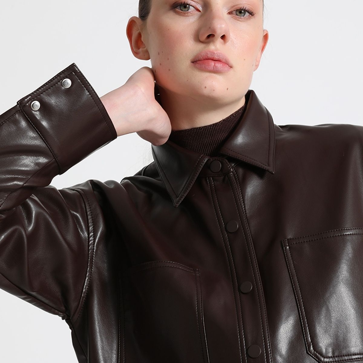 LIOLA - Sobrecamisa Amplia Efecto Piel Café Liola