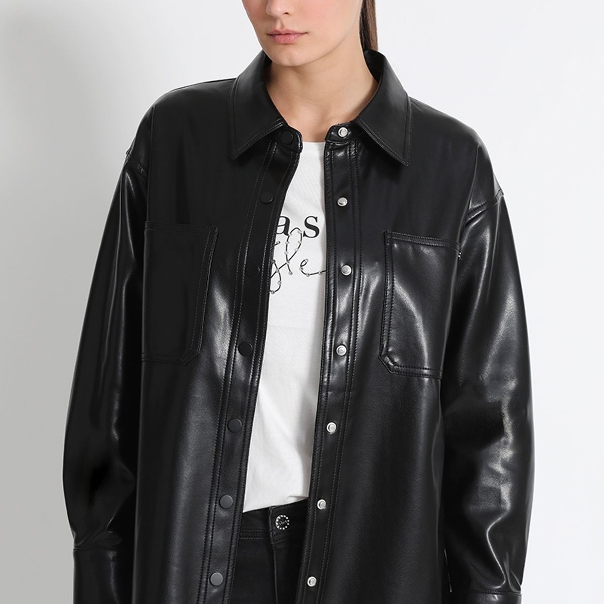 LIOLA - Sobrecamisa Amplia Efecto Piel Negro Liola