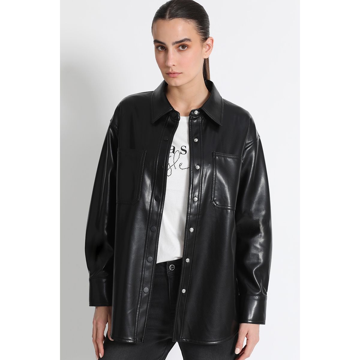 LIOLA - Sobrecamisa Amplia Efecto Piel Negro Liola