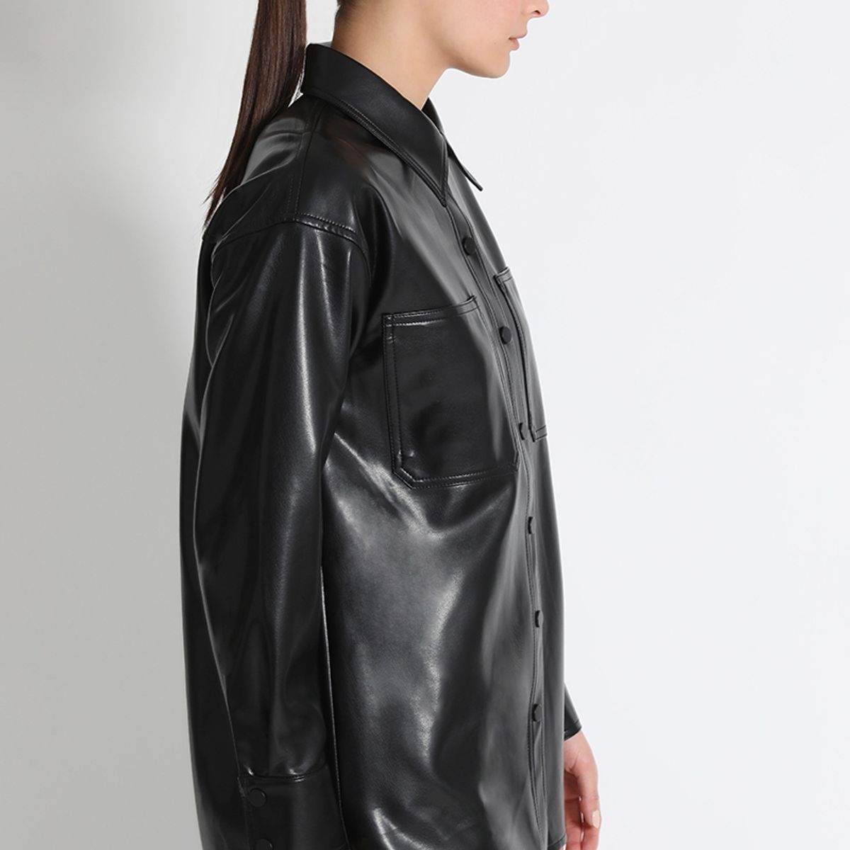 LIOLA - Sobrecamisa Amplia Efecto Piel Negro Liola