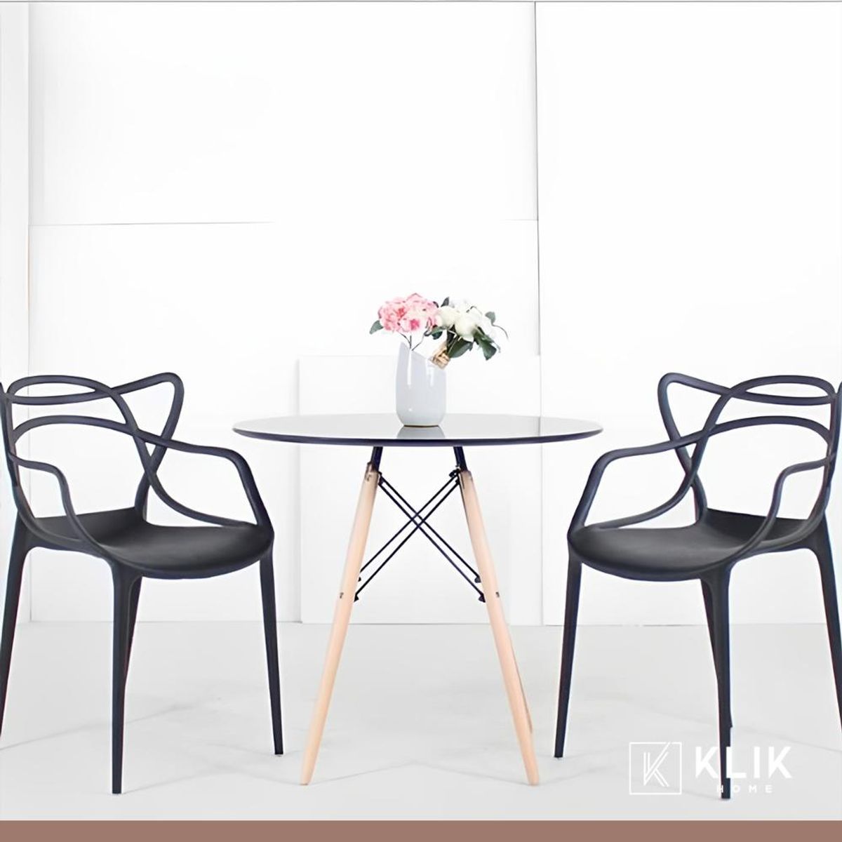 KLIK - Comedor Terraza - 2 Sillas Master Negras y Mesa Eames de Vidrio 80cm KLIK