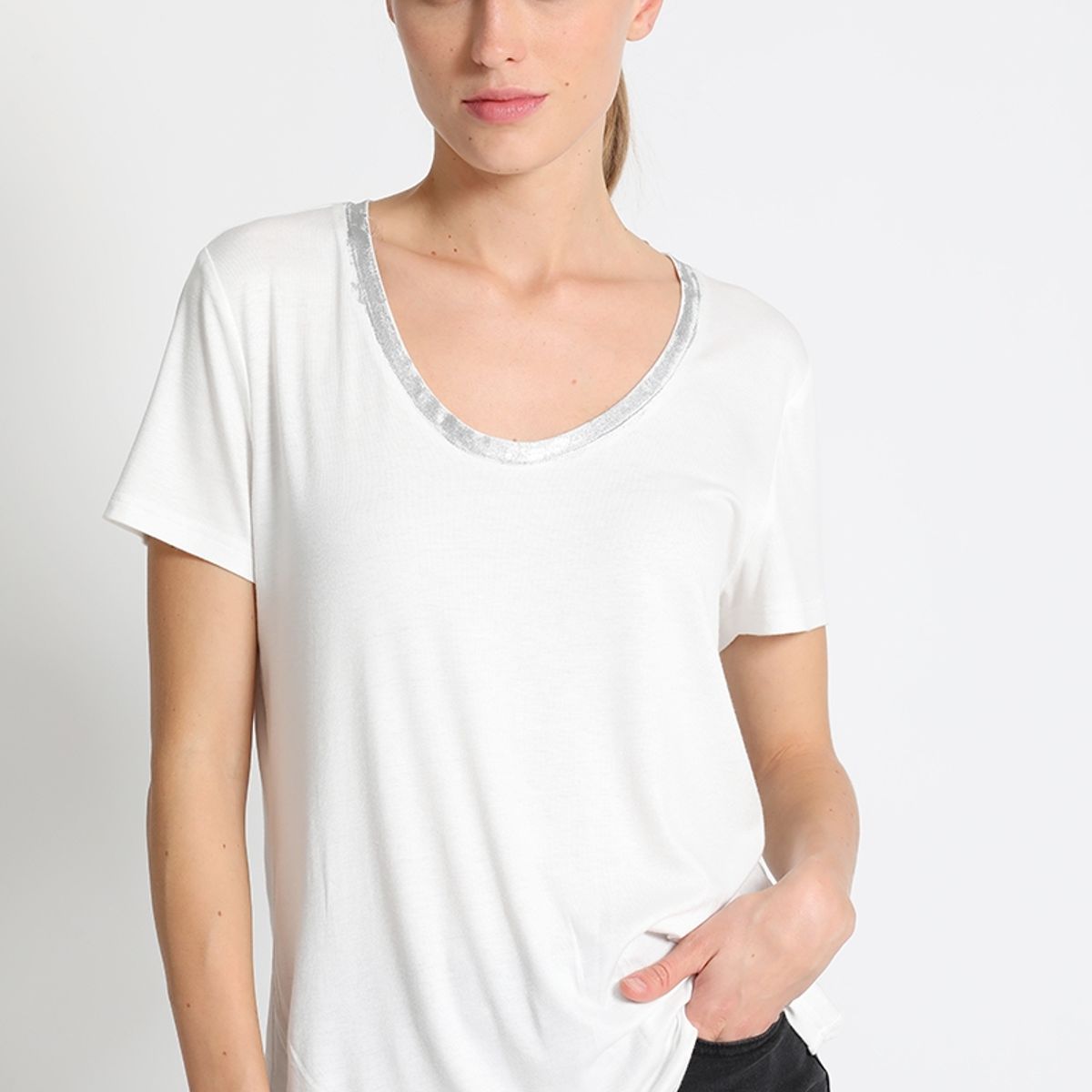 LIOLA - Polera Detalle Cuello Blanco Liola