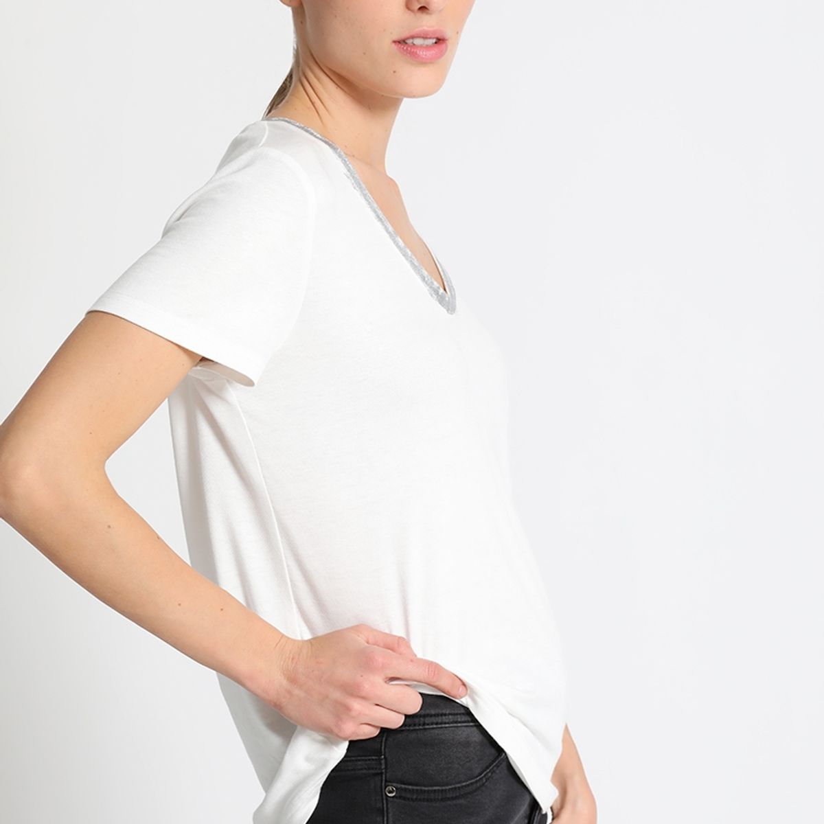 LIOLA - Polera Detalle Cuello Blanco Liola