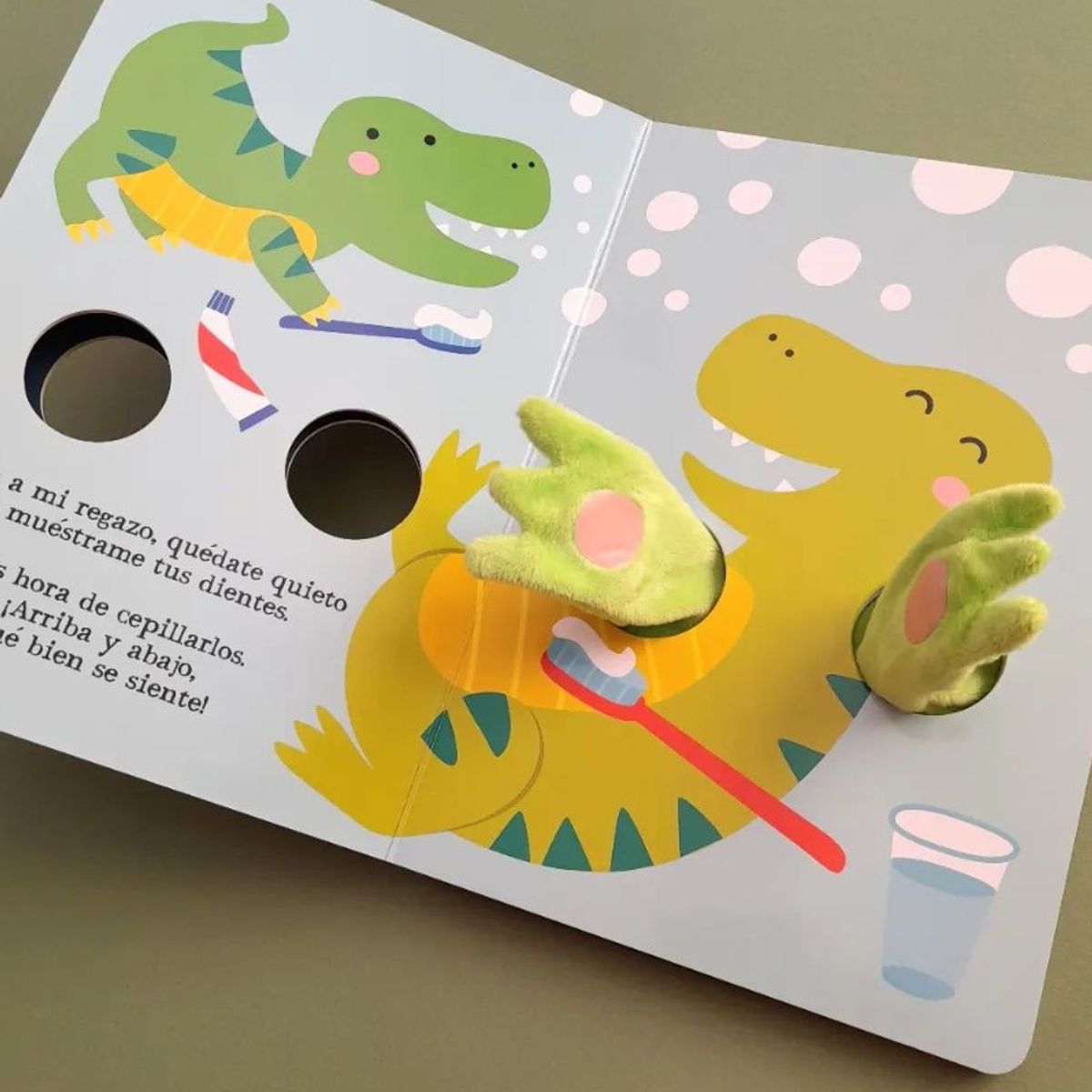 EDITORIAL CONTRAPUNTO - Abrázame - Pequeño Dinosaurio