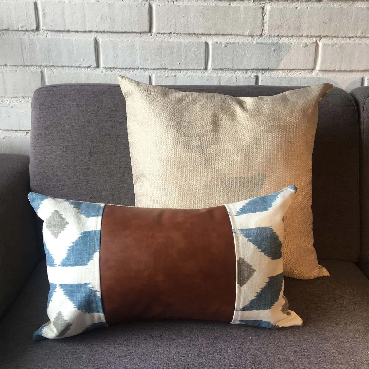 ELIZABETH PEPER - FUNDA COJIN DECORATIVO ECOCUERO AZUL Y BEIGE 50X30.…