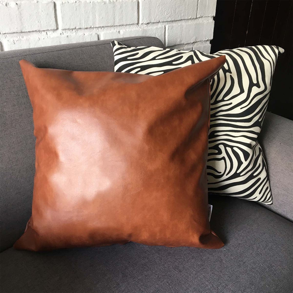 ELIZABETH PEPER - FUNDA COJÍN DECORATIVO ECOCUERO CAFE 50X50.…