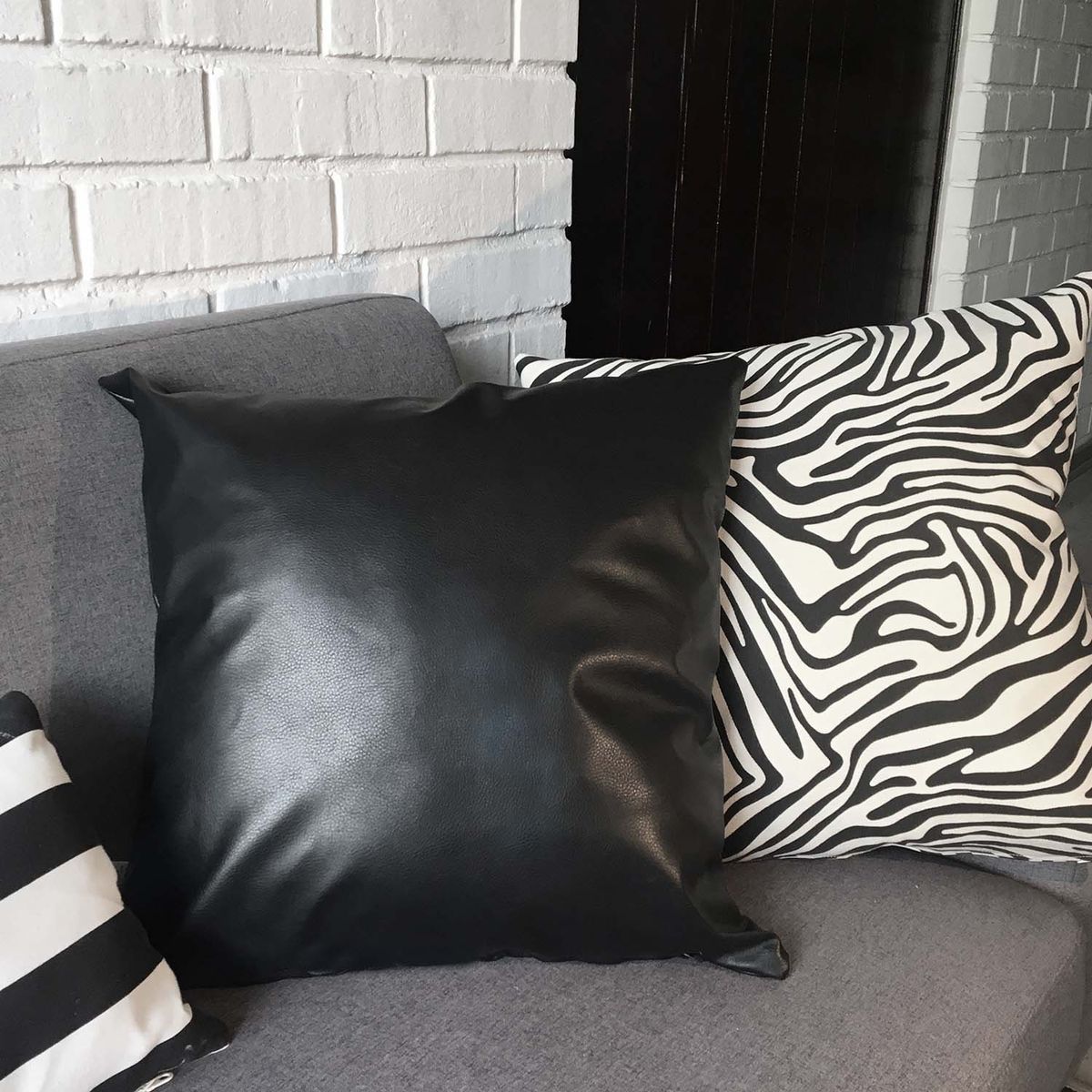 ELIZABETH PEPER - COJÍN DECORATIVO ECOCUERO NEGRO 50X50 RELLENO.