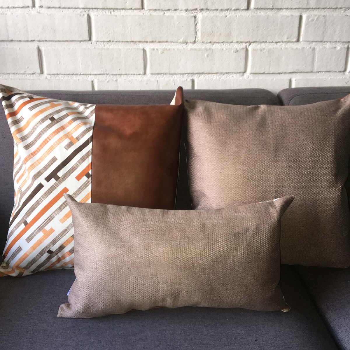 ELIZABETH PEPER - COJIN DECORATIVO DISEÑO LINO BEIGE OSCURO 60X60 RELLENO.
