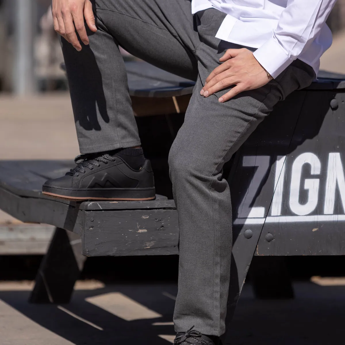 MAUI AND SONS - Pantalon Escolar Skinny Pretina Elasticada Hombre Gris Maui and Sons