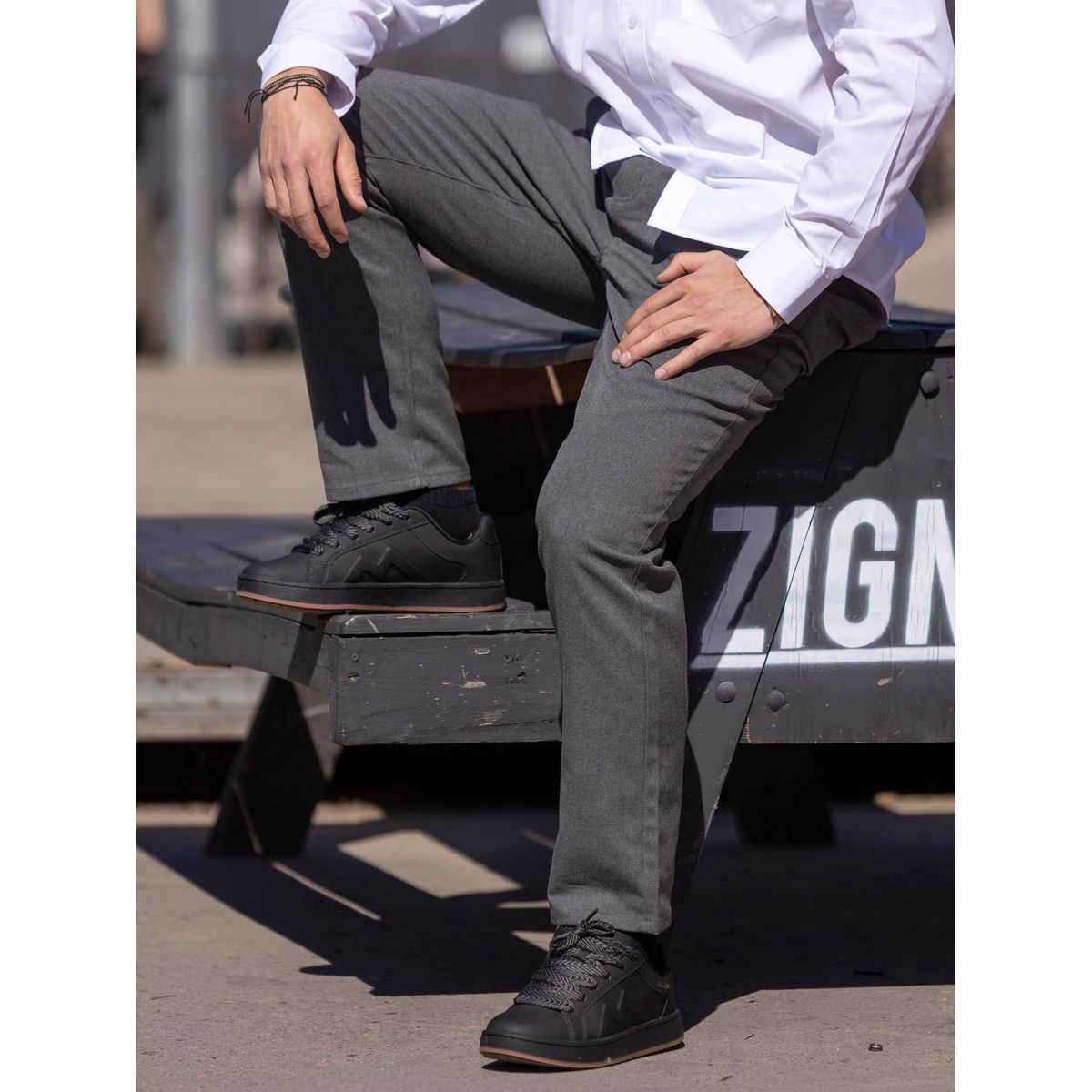 MAUI AND SONS - Pantalon Escolar Skinny Pretina Elasticada Hombre Gris Maui and Sons