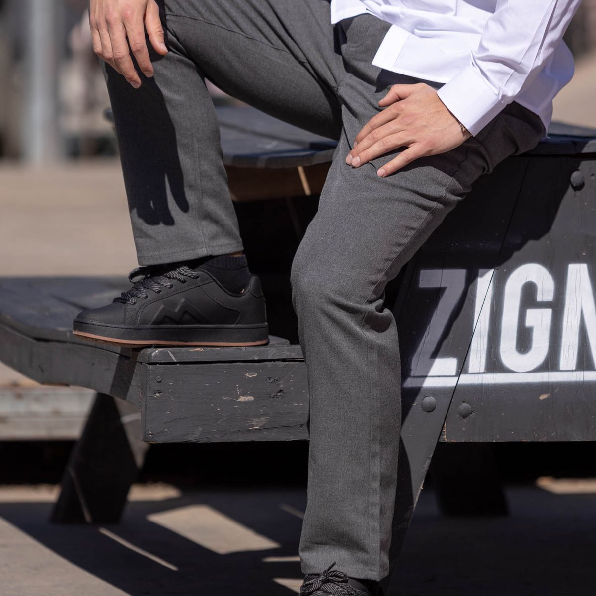 MAUI AND SONS - Pantalon Escolar Skinny Pretina Elasticada Hombre Gris Maui and Sons