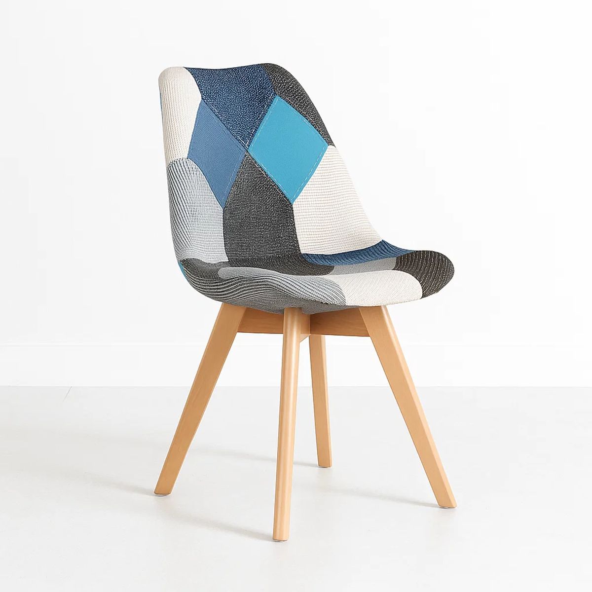KLIK - Silla Eames Patchwork Acolchada Tela Wood - Celeste
