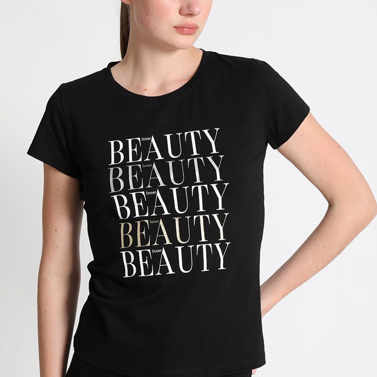 LIOLA - Polera Estampado Texto Negro Liola