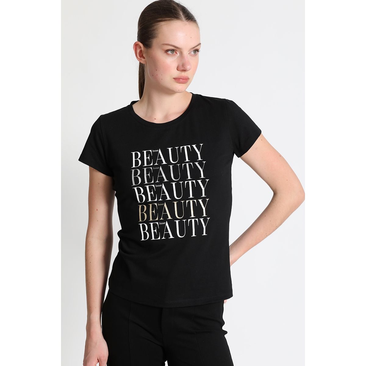 LIOLA - Polera Estampado Texto Negro Liola