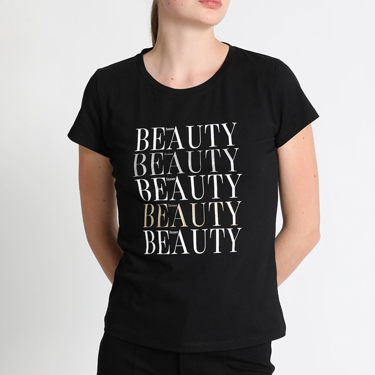 LIOLA - Polera Estampado Texto Negro Liola