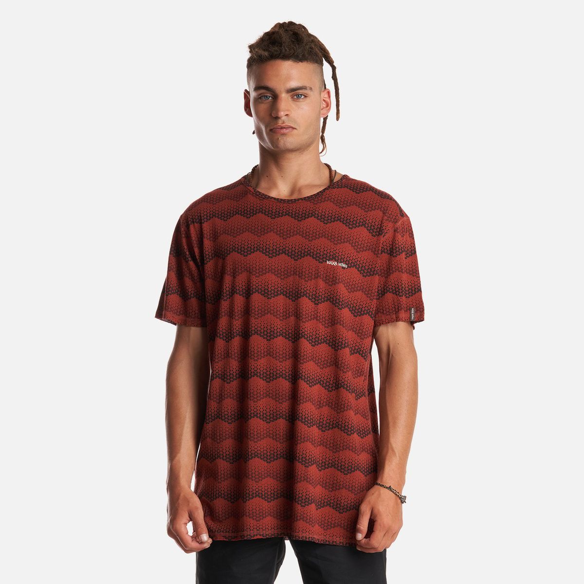 HAKA HONU - Polera Hombre Bi-Curioso Print Terracota Haka Honu