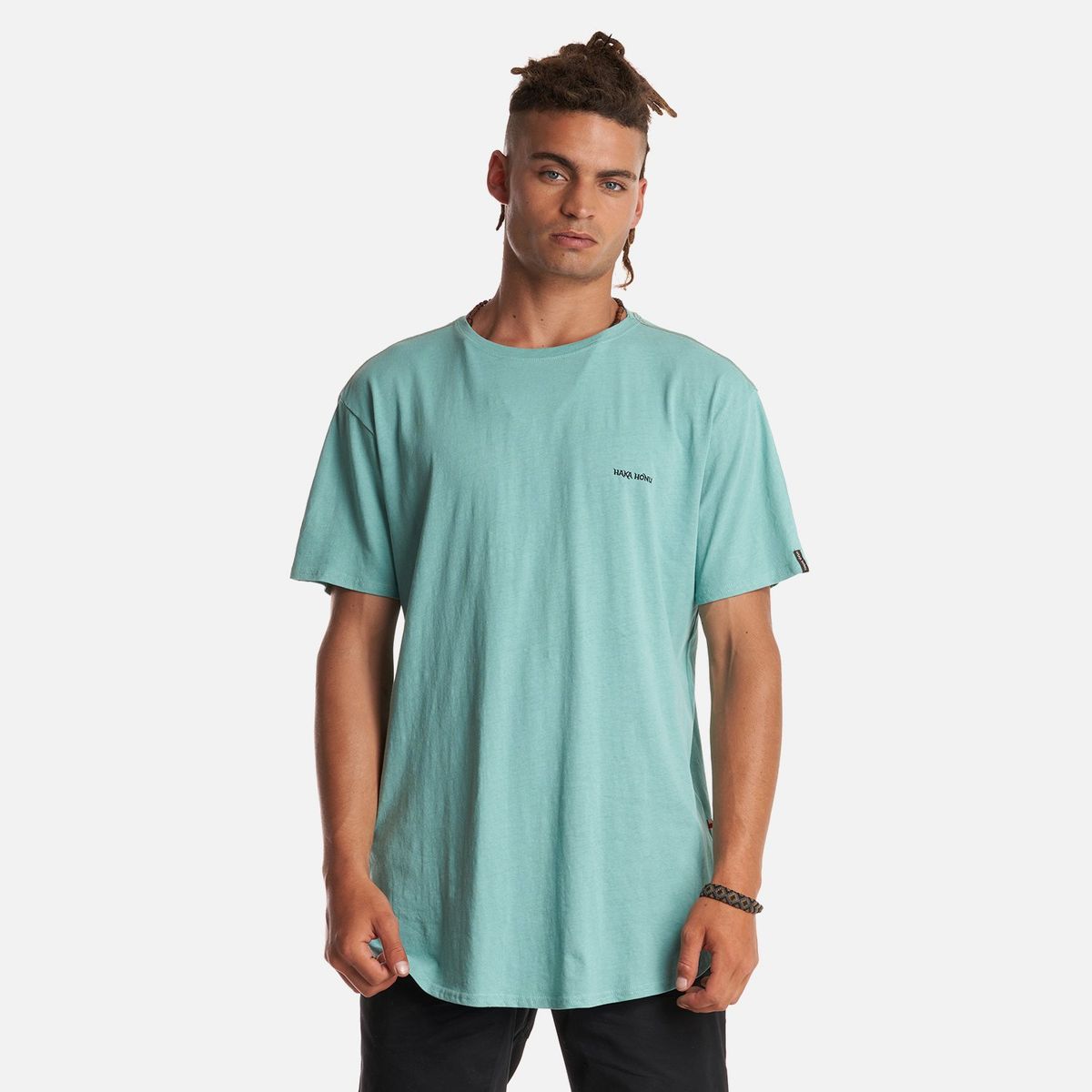 HAKA HONU - Polera Hombre Natural Celeste Haka Honu