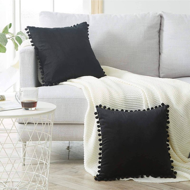 GENERICO - Pack 2 fundas terciopelo pompon 45x45 Color Negro