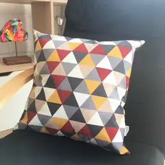 ELIZABETH PEPER - COJIN DECORATIVO DISEÑO TRIANGULAR ROJO Y AMARILLO 60X60 RELLENO