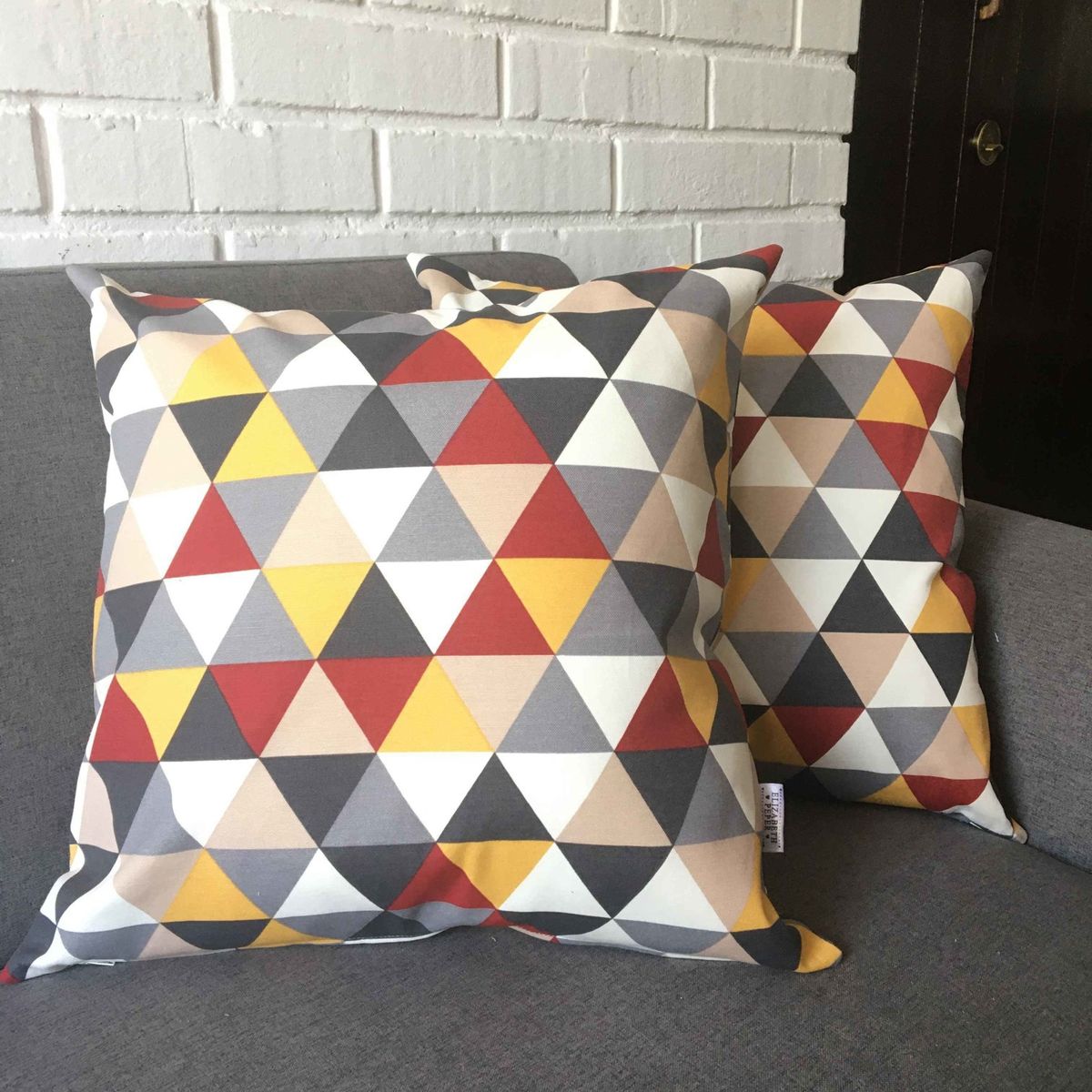 ELIZABETH PEPER - COJIN DECORATIVO DISEÑO TRIANGULAR ROJO Y AMARILLO 50x50 RELLENO.