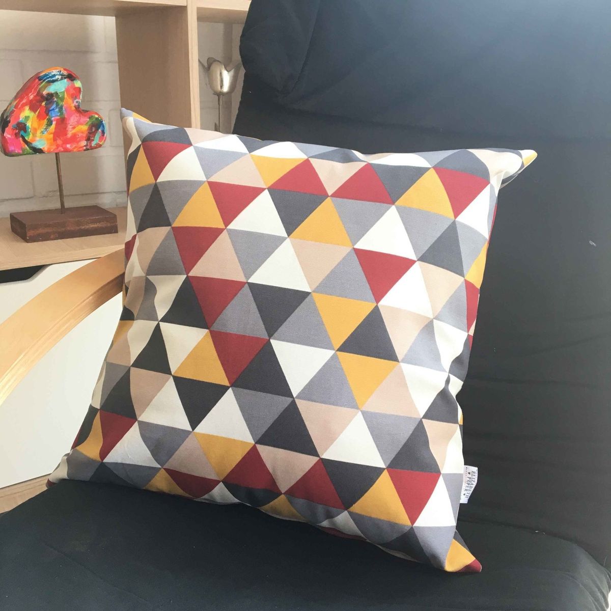 ELIZABETH PEPER - COJIN DECORATIVO DISEÑO TRIANGULAR ROJO Y AMARILLO 50x50 RELLENO.
