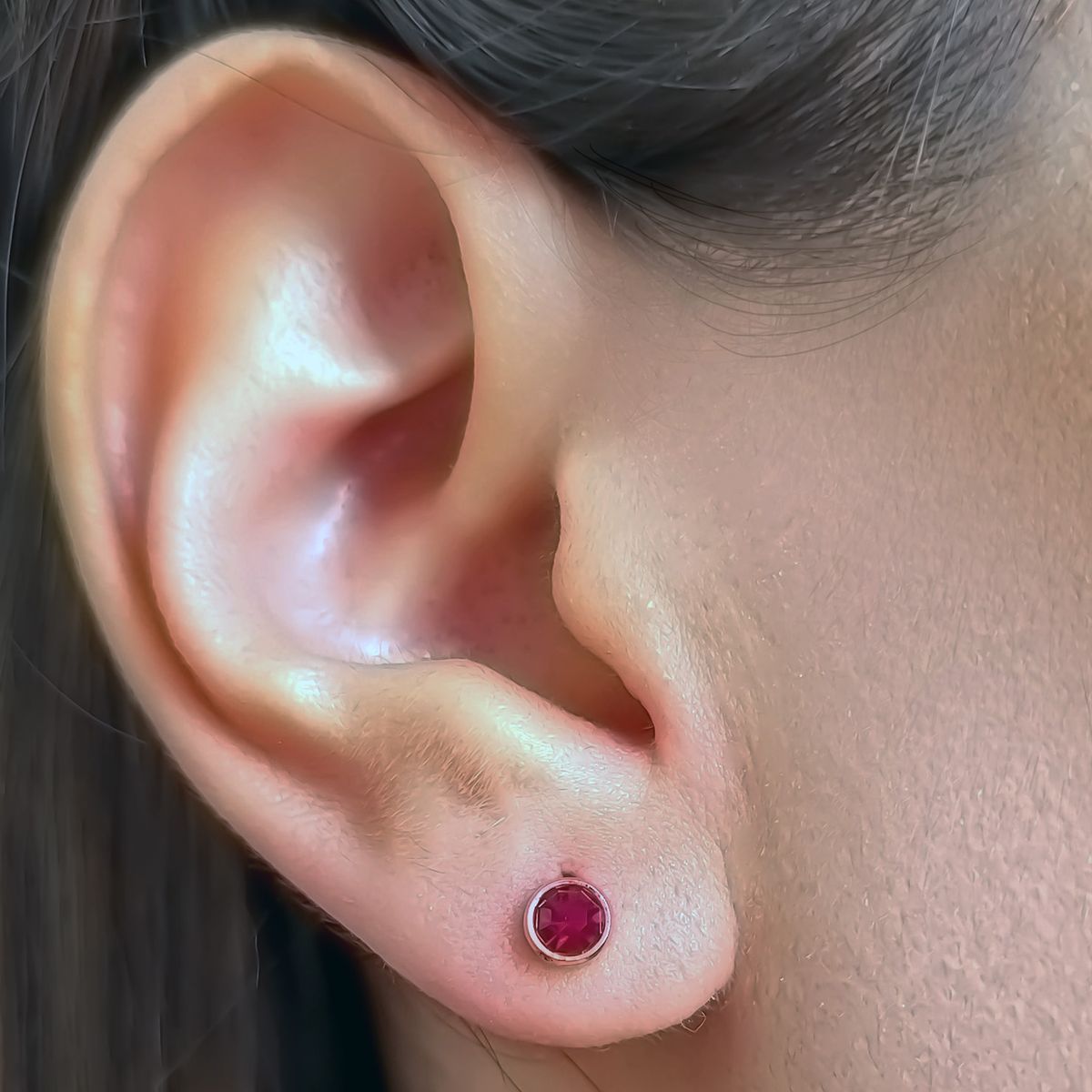 COGGIOLA - Aros Niña Circón Rojo 5mm Enchapado Oro 18K