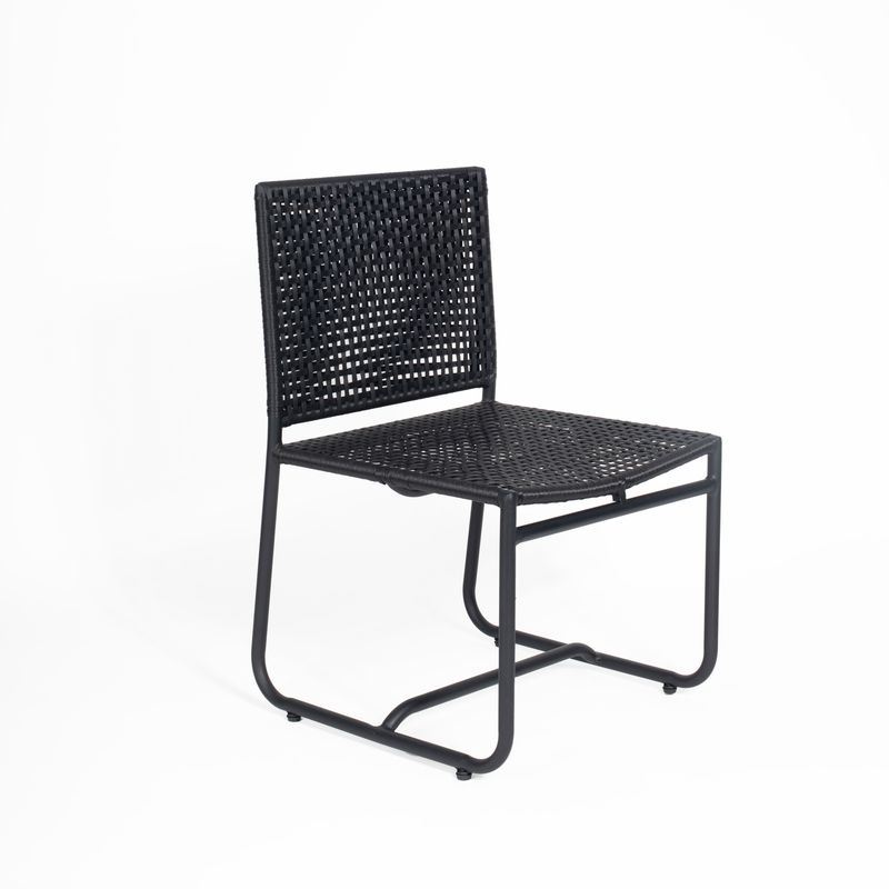 ROCA NEGRA - Silla Murta color negro con tejido de rattan y base de aluminio