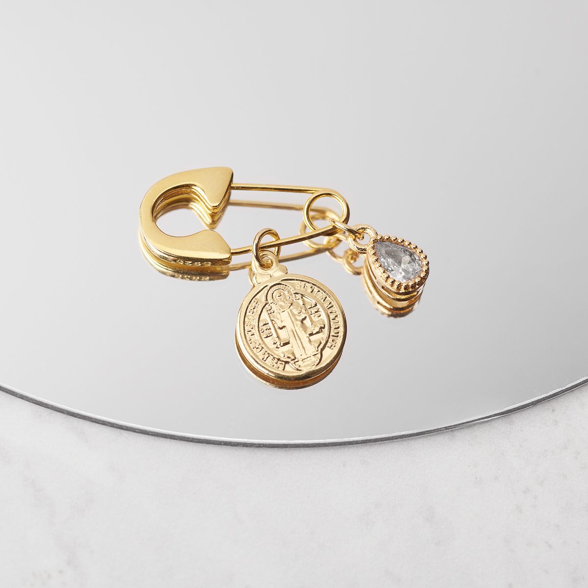 BY LAS CAYETANAS - Ganchito Bebé bañado en Oro 18k medalla San Benito y Cristal blanco